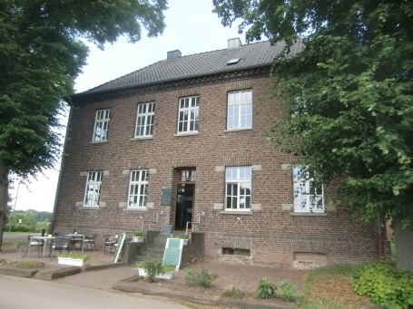Rees : Bergswick, im denkmalgeschützten Wahrsmannshof befindet sich in der ehem. Scheune das Umweltbildungszentrum des Naturschutzzentrums im Kreis Kleve e. v. , als erster barrierefreier außerschulischer Lernort am Niederrhein. Es gibt auch ein "Cafe im Wahrsmannshof". Der Hof liegt nahe des Reeser Meeres.